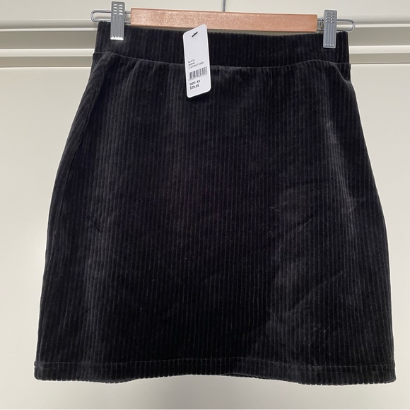 Sportsgirl Black Velvet Corduroy Mini Skirt 🖤💕
Quality🫰 Comfy fit 💗 - Picture 2 of 5